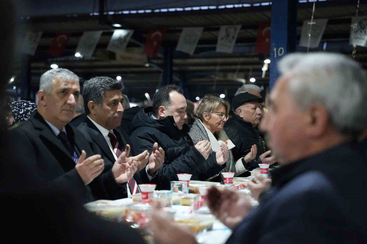 Manisa Büyükşehir Belediye Başkanı Mimar Ferdi Zeyrek, Ramazan ayının üçüncü gününde Cumhuriyet Meydanı’nda düzenlenen iftar programında vatandaşlarla bir araya geldi.