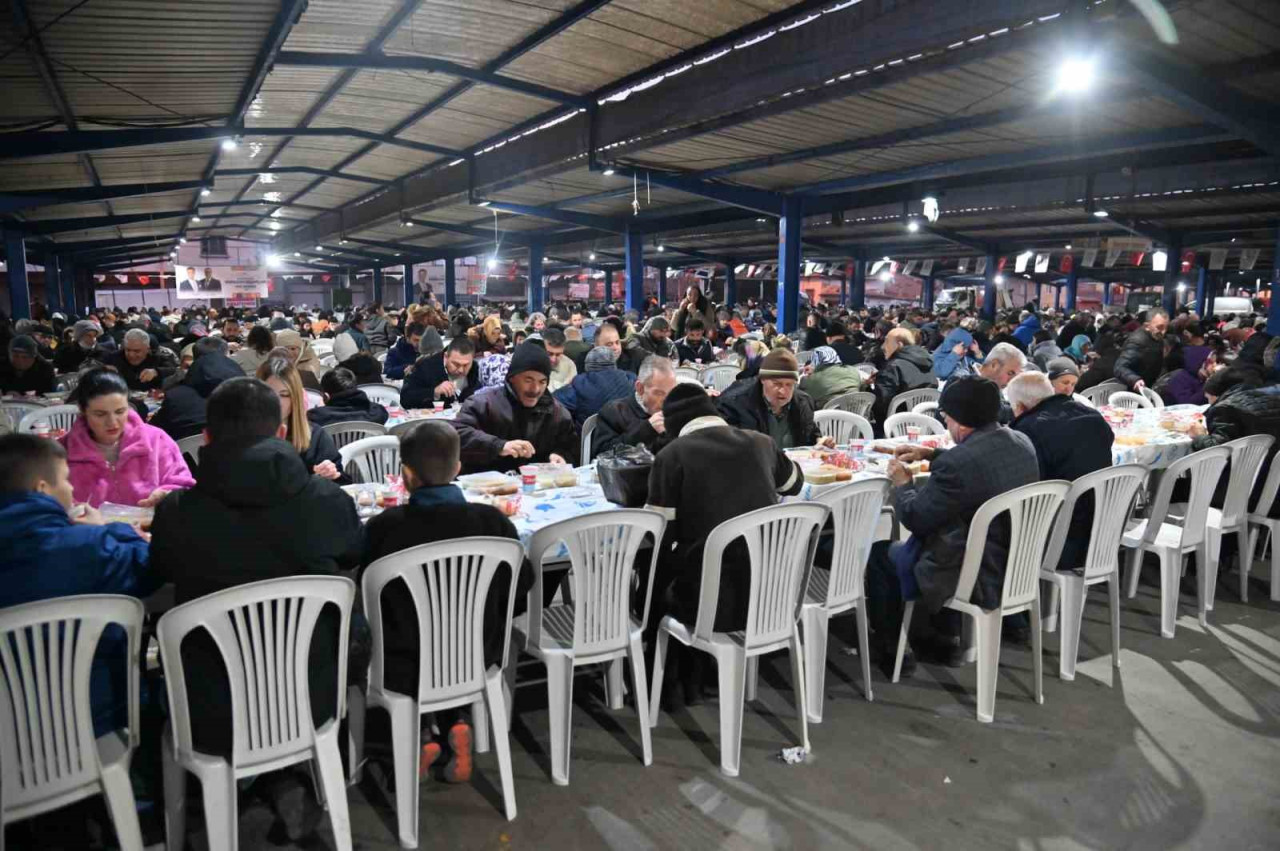 Manisa Büyükşehir Belediye Başkanı Mimar Ferdi Zeyrek, Ramazan ayının üçüncü gününde Cumhuriyet Meydanı’nda düzenlenen iftar programında vatandaşlarla bir araya geldi.
