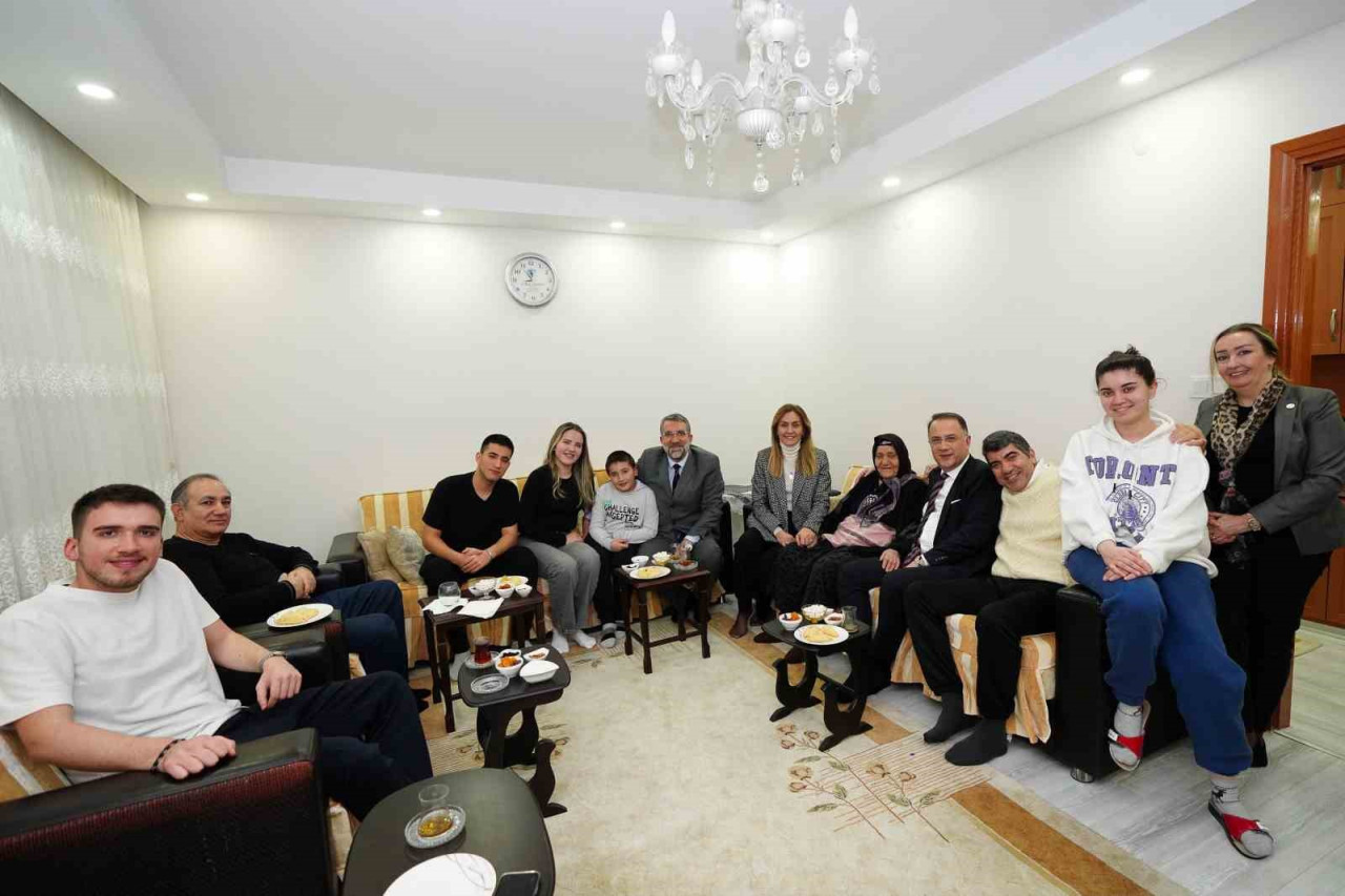 Beylikdüzü Belediye Başkanı Mehmet Murat Çalık, Ramazan ayı dolayısıyla ilçe esnafını ziyaret ederek öneri ve taleplerini dinledi. Çalık daha sonra Şehit Jandarma Uzman Çavuş Tamer Özdemir’in baba ocağında, Özdemir ailesini evlerinde ziyaret eden Başkan Çalık, şehit ailesi ile birlikte iftar yaptı.