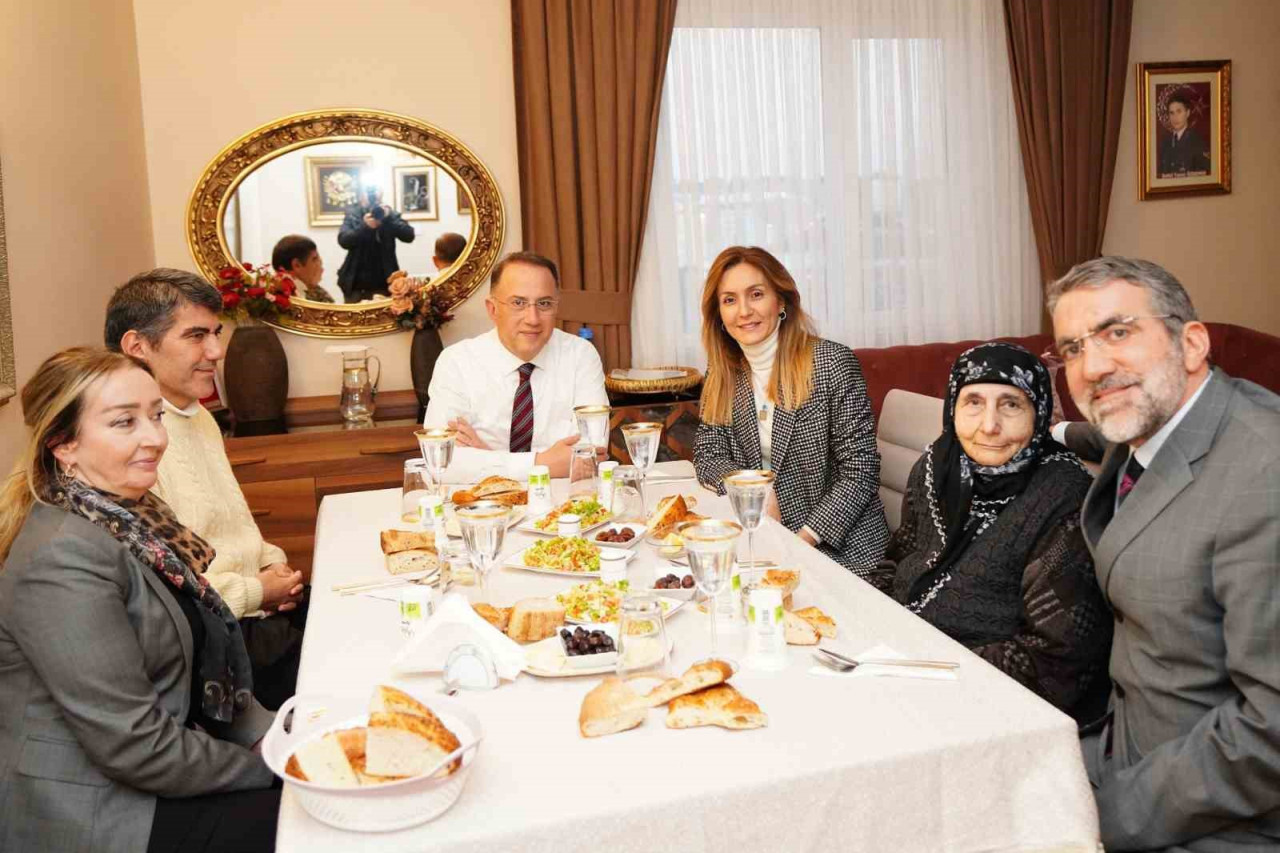 Beylikdüzü Belediye Başkanı Mehmet Murat Çalık, Ramazan ayı dolayısıyla ilçe esnafını ziyaret ederek öneri ve taleplerini dinledi. Çalık daha sonra Şehit Jandarma Uzman Çavuş Tamer Özdemir’in baba ocağında, Özdemir ailesini evlerinde ziyaret eden Başkan Çalık, şehit ailesi ile birlikte iftar yaptı.