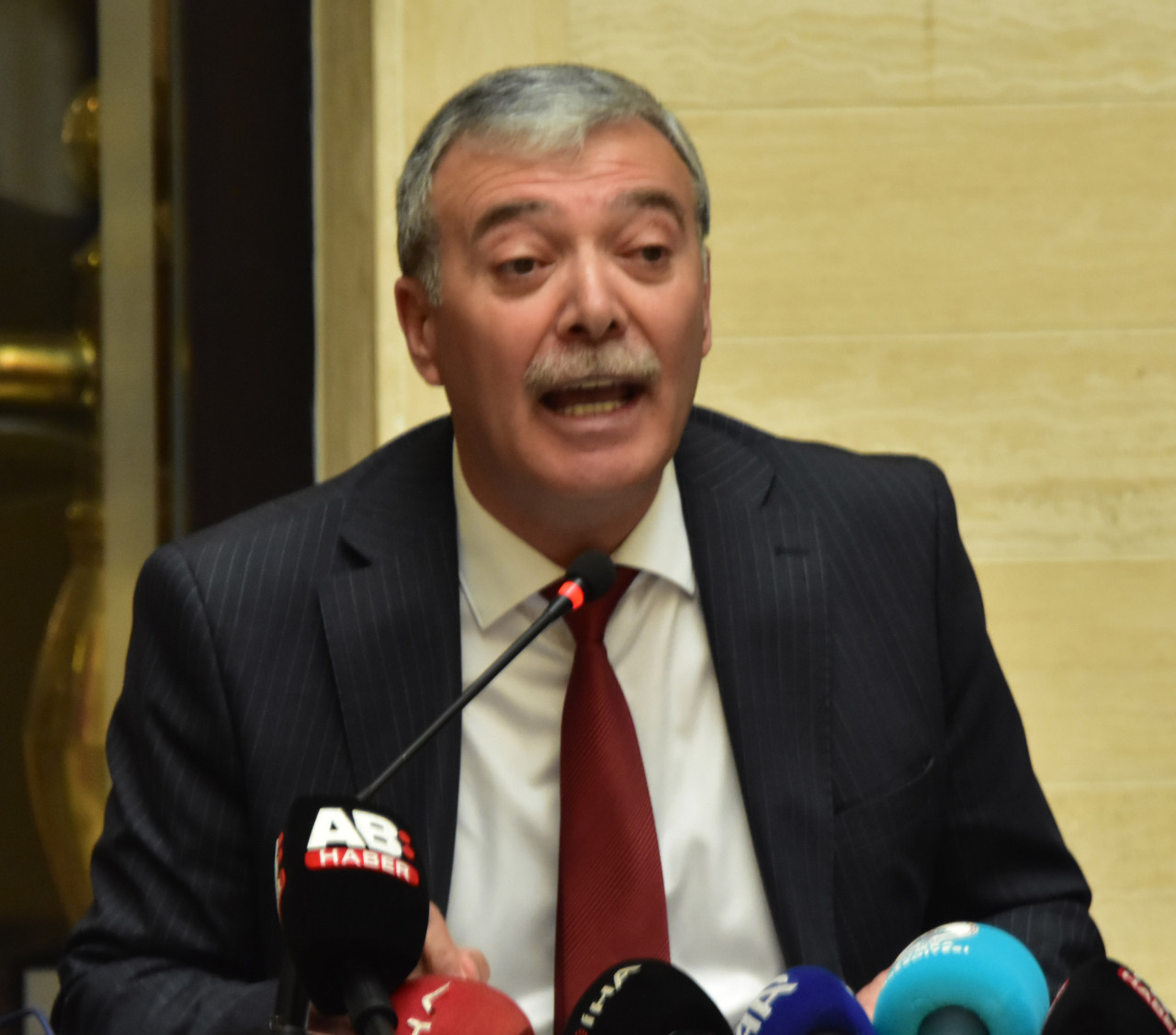 Konya'nın Çumra Belediye Başkanı Mehmet Aydın ile Emirgazi Belediye Başkanı Mesut Mertcan, Yeniden Refah Partisi’nden (YRP) istifa etti.