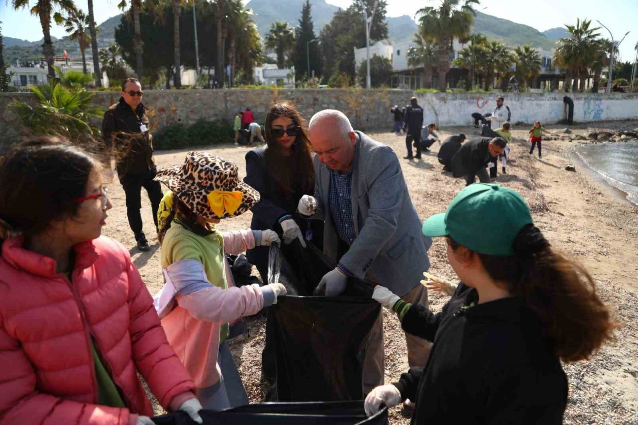 Bodrum Belediyesi ve Türkiye Çevre Eğitim Vakfı (TÜRÇEV) Muğla Şubesi iş birliğiyle, Avrupa Çevre Ajansı’nın Deniz Çöpleri İzleme Programı (Marina Litter Watch) kapsamında Turgutreis Marina Halk Plajı’nda yılın ilk deniz çöpü izleme etkinliği gerçekleştirildi.