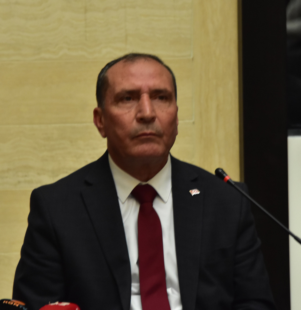 Konya'nın Çumra Belediye Başkanı Mehmet Aydın ile Emirgazi Belediye Başkanı Mesut Mertcan, Yeniden Refah Partisi’nden (YRP) istifa etti.
