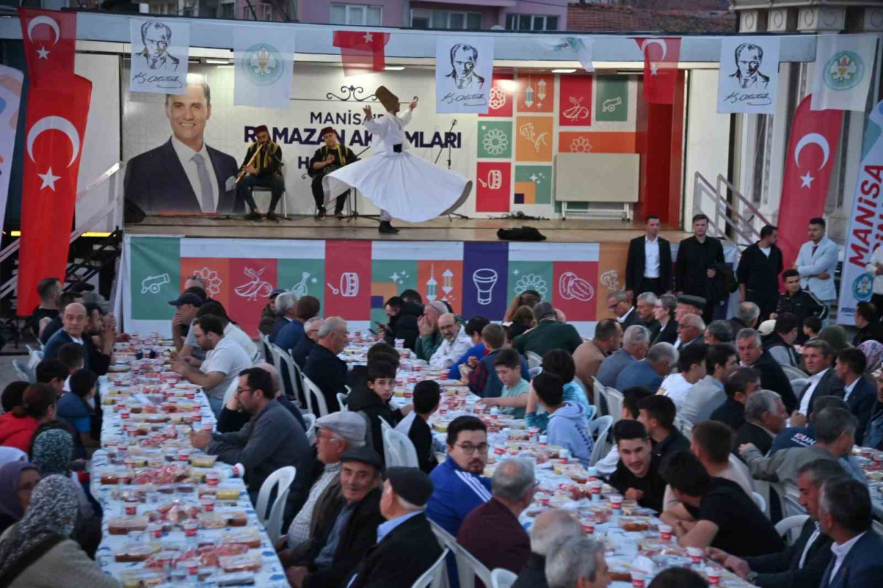 Manisa Büyükşehir Belediyesi, Ramazan ayının birlik ve beraberlik ruhunu Selendi’de kurduğu iftar sofrasıyla yaşattı.