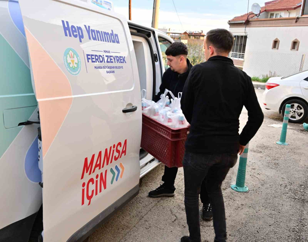 Manisa Büyükşehir Belediyesi, Ramazan ayının dayanışma ruhunu güçlendirmek ve ihtiyaç sahiplerine destek olmak amacıyla kentin 26 farklı noktasında 100 binden fazla kişiye iftar yemeği sunarken iftar sofralarına katılamayan yaşlı, hasta ve engelli vatandaşlar başta olmak üzere, ihtiyaç sahibi bireylerin evlerine Ramazan boyunca 10 bini aşkın sıcak yemek ulaştırılıyor.
