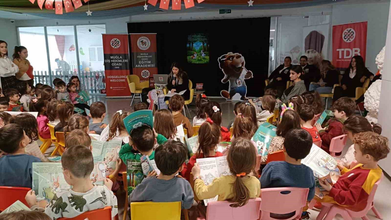 Muğla Büyükşehir Belediyesi ve Diş Hekimleri Odası iş birliğiyle Emin Eller Gündüz Bakımevi’nde miniklere ağız ve diş sağlığı eğitimi verildi. Eğitimde çocuklara erken dönemde diş sağlığının önemi anlatılırken, doğru diş fırçalama teknikleri uygulamalı olarak gösterildi.