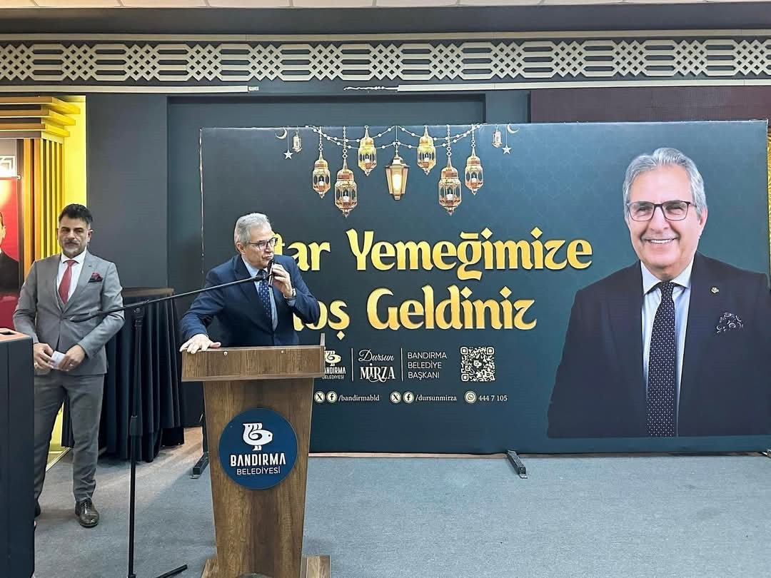 Bandırma Belediyesi, şehit aileleri, gaziler ve gazi yakınları onuruna iftar programı düzenledi. Ramazan ayının manevi atmosferinde gerçekleşen programa yoğun katılım sağlandı.