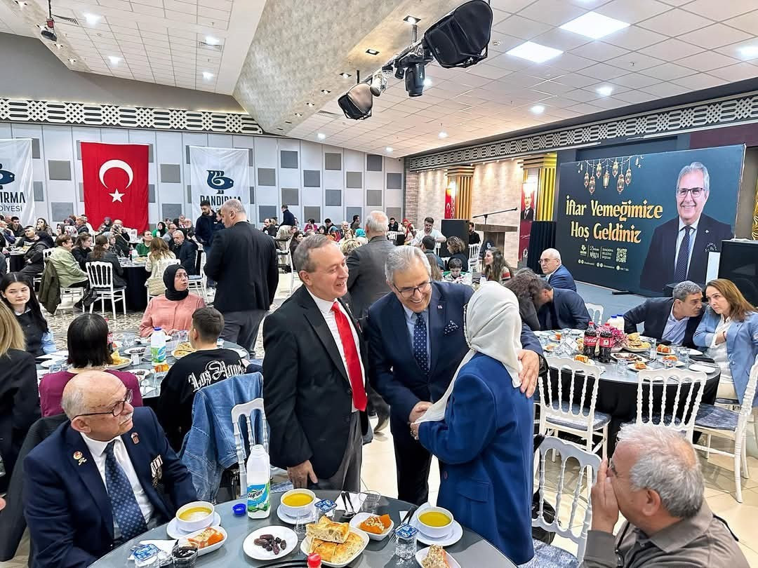 Bandırma Belediyesi, şehit aileleri, gaziler ve gazi yakınları onuruna iftar programı düzenledi. Ramazan ayının manevi atmosferinde gerçekleşen programa yoğun katılım sağlandı.