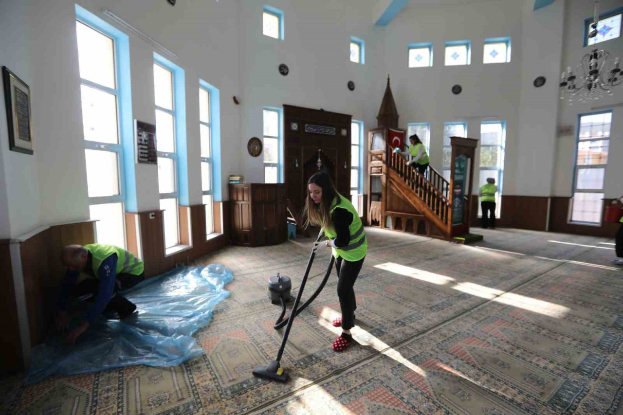 Muğla Büyükşehir Belediyesi ekipleri Ramazan Bayramı öncesi 22 cami, 1 mescit olmak üzere 23 ibadethanede bakım, onarım, boya ve temizlik çalışması gerçekleştirdi.