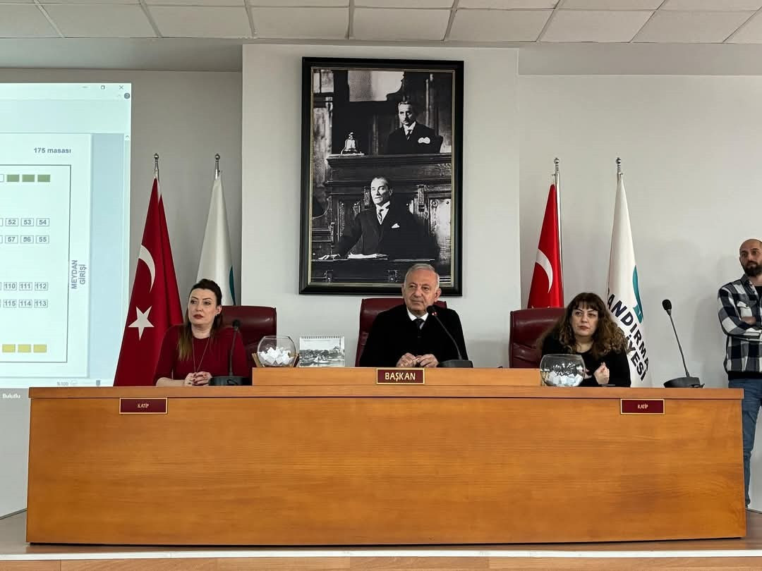 Bandırma Belediyesi tarafından bu yıl 3’üncüsü düzenlenecek olan Kadın El Emeği Festivali için hazırlıklar tamamlandı. Festival kapsamında kurulacak stantlar için çekiliş, Bandırma Belediye Meclis Salonu’nda gerçekleştirildi.