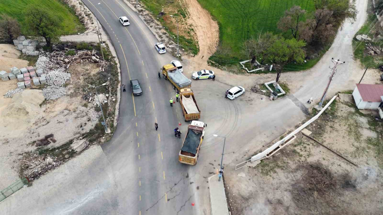 Muğla Büyükşehir Belediyesi, emniyet personeli ve zabıtalarla birlikte 13 ilçede kaçak hafriyatın önlenmesi için eş zamanlı denetimler gerçekleştirdi.