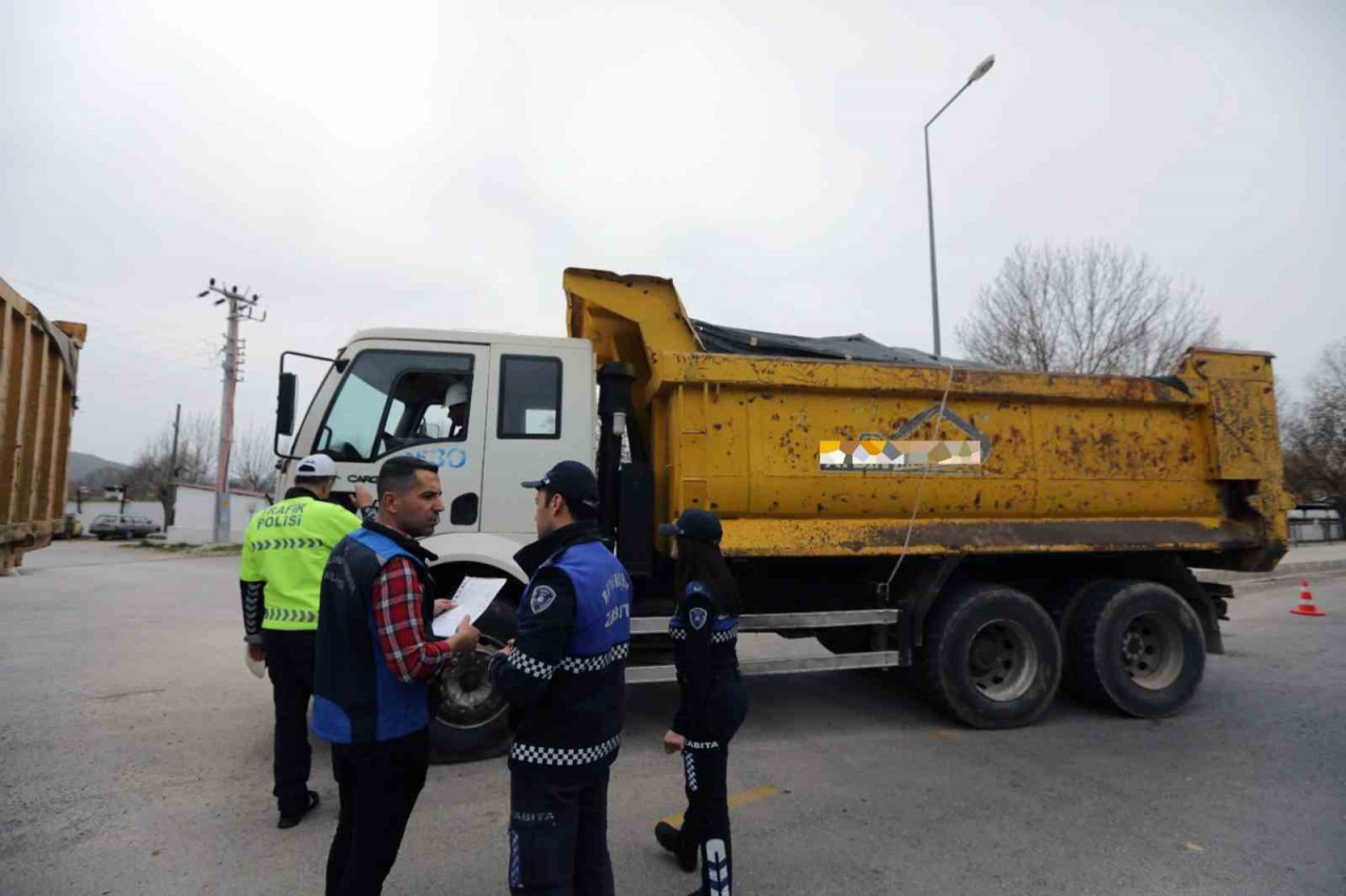 Muğla Büyükşehir Belediyesi, emniyet personeli ve zabıtalarla birlikte 13 ilçede kaçak hafriyatın önlenmesi için eş zamanlı denetimler gerçekleştirdi.