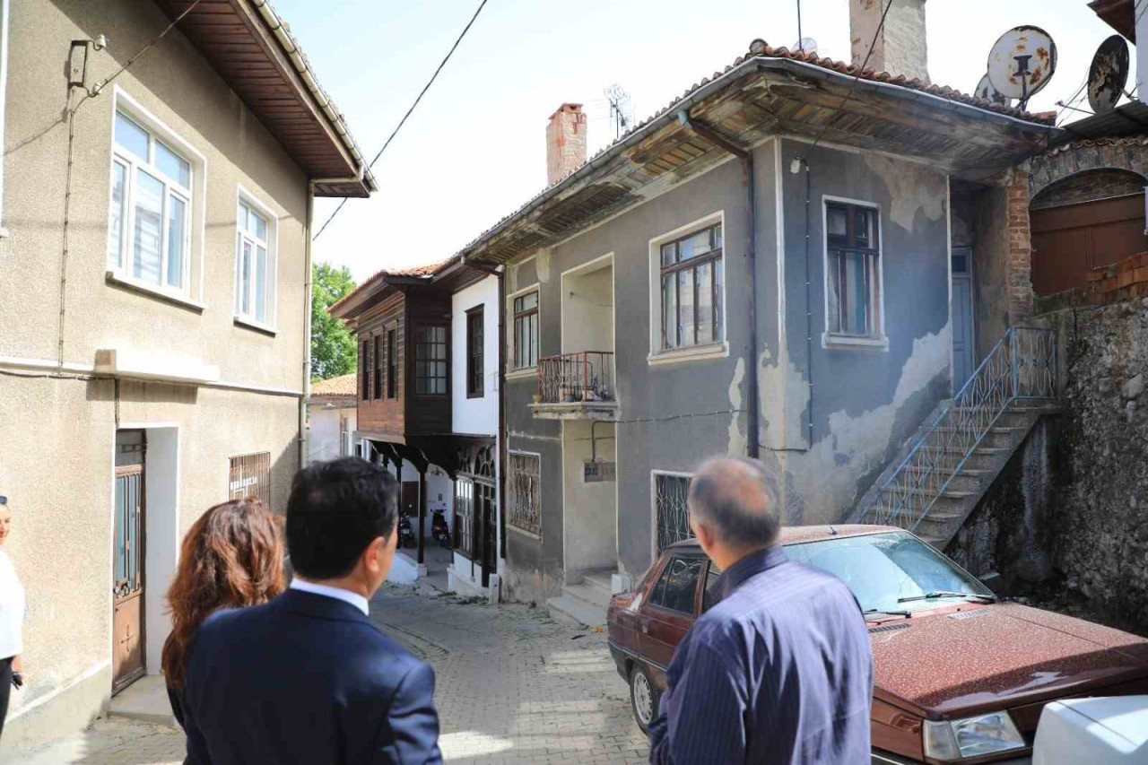 Muğla Büyükşehir Belediyesi, vatandaşların yaşadıkları şehrin tarihi ve kültürel zenginliklerini daha yakından tanımaları amacıyla turist rehberleri eşliğinde ‘Menteşe Kültür Gezileri’ni başlatıyor.